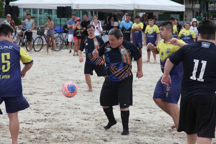 Torneio de futebol de areia com atletas Down movimenta praia de Santos