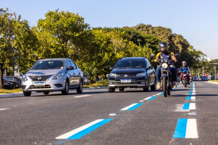 Prefeitura entrega mais 8,1 km de Faixa Azul e chega a 98,2 km de sinalização para motos